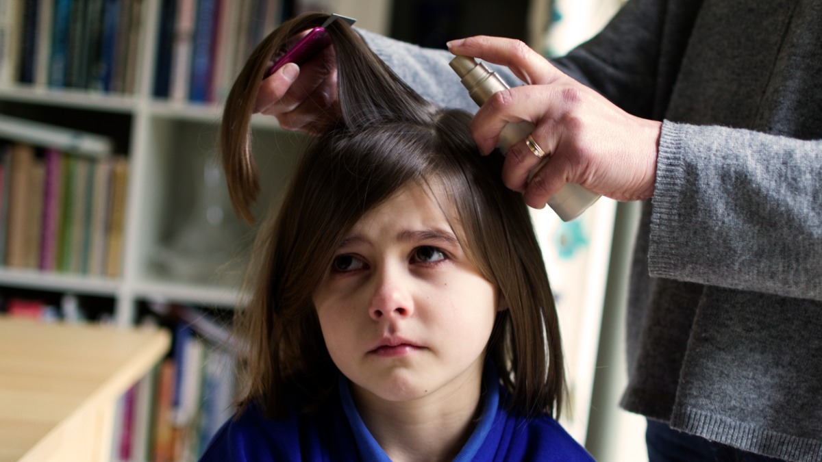 Appliquer du produit contre les poux sur les cheveux d'un enfant